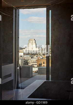 Vista riflessa nel bagno interno. Fitzroy Place, Londra, Regno Unito. Architetto: Johnson Naylor , 2016. Foto Stock