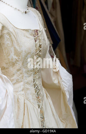In raso medievale perla di pizzo abiti da sposa Foto Stock