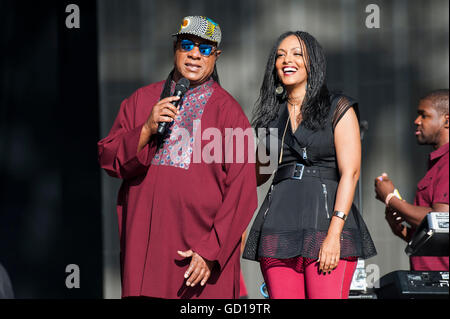 Solo uso editoriale Stevie Wonder e Wayna Wondwossen, effettuando al British Summer Time festival in Hyde Park, Londra. Foto Stock