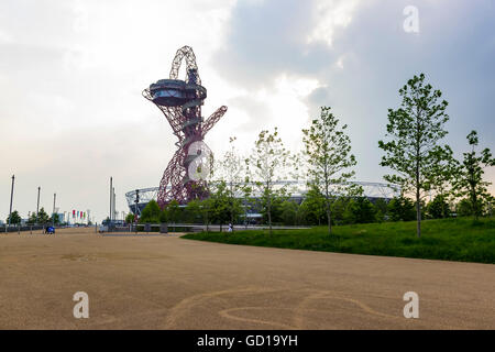 Londra, Inghilterra - 27 Maggio 2016: La ArcelorMittal Orbit torre di osservazione e lo stadio olimpico Foto Stock