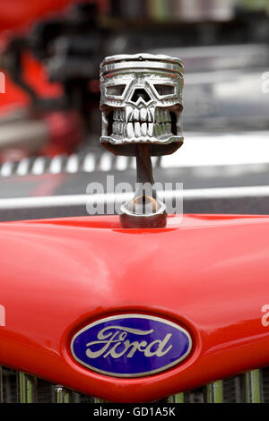 1932 Ford 3-Finestra Coupe Hot Rod con un 'Iron Maiden teschio ornamento del cofano Foto Stock