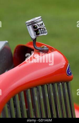 1932 Ford 3-Finestra Coupe Hot Rod con un 'Iron Maiden teschio ornamento del cofano Foto Stock