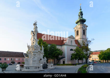 Hainburg an der Donau: la piazza principale con la chiesa parrocchiale e la colonna mariana, Austria, Niederösterreich, Bassa Austria, Donau Foto Stock