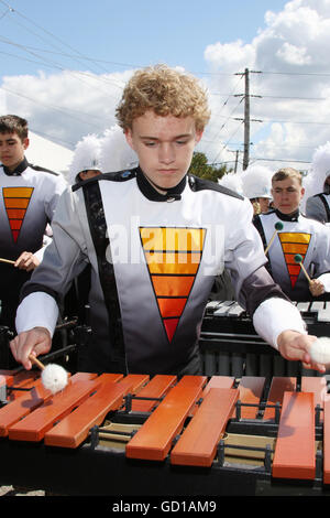 Lettore di xilofono. Teen maschio. Beavercreek High School Marching Band in Concerto. Popcorn Beavercreek Festival. Beavercreek, Dayto Foto Stock