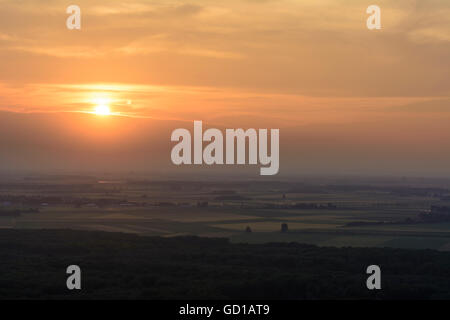 Hainburg an der Donau: vista dal Braunsberg sul campo di marzo al tramonto, Austria, Niederösterreich, Bassa Austria, Donau Foto Stock