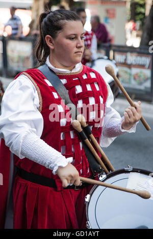 9 luglio mostra di sbandieratori, musicisti e mangiafuoco a Velletri, per la quinta edizione di "Anno Domini 1495' Foto Stock