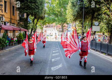 9 luglio mostra di sbandieratori, musicisti e mangiafuoco a Velletri, per la quinta edizione di "Anno Domini 1495' Foto Stock