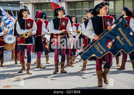 9 luglio mostra di sbandieratori, musicisti e mangiafuoco a Velletri, per la quinta edizione di "Anno Domini 1495' Foto Stock