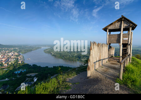 Hainburg an der Donau: vista dal Braunsberg sul Danubio durante le inondazioni , Hainburg e Auen Parco Nazionale con la reconstru Foto Stock