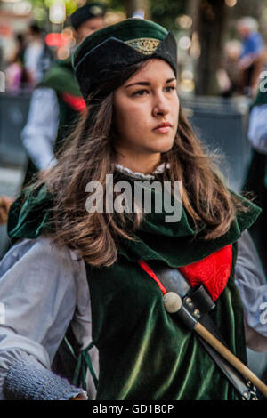 9 luglio mostra di sbandieratori, musicisti e mangiafuoco a Velletri, per la quinta edizione di "Anno Domini 1495' Foto Stock
