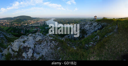 Hainburg an der Donau: vista dal Braunsberg sul Danubio durante le inondazioni , Hainburg e Auen Parco Nazionale con la reconstru Foto Stock