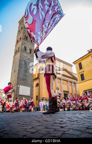 9 luglio mostra di sbandieratori, musicisti e mangiafuoco a Velletri, per la quinta edizione di "Anno Domini 1495' Foto Stock