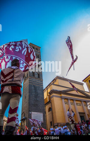 9 luglio mostra di sbandieratori, musicisti e mangiafuoco a Velletri, per la quinta edizione di "Anno Domini 1495' Foto Stock