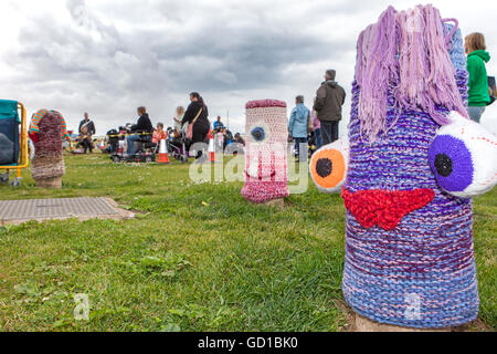 Personaggi di animali lavorati a maglia; I Knitters provenienti dal Regno Unito hanno accolto il fronte del mare di Blackpool nel tentativo di rompere il Guinness World Record, Lancashire, Regno Unito Foto Stock