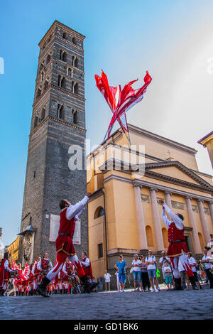 9 luglio mostra di sbandieratori, musicisti e mangiafuoco a Velletri, per la quinta edizione di "Anno Domini 1495' Foto Stock