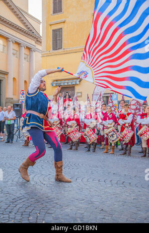 9 luglio mostra di sbandieratori, musicisti e mangiafuoco a Velletri, per la quinta edizione di "Anno Domini 1495' Foto Stock