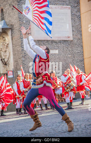 9 luglio mostra di sbandieratori, musicisti e mangiafuoco a Velletri, per la quinta edizione di "Anno Domini 1495' Foto Stock