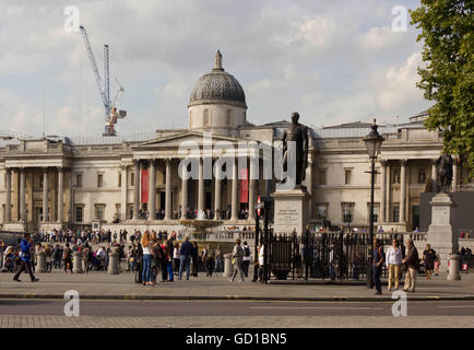 LONDON, Regno Unito - 11 settembre 2015: vista Giorno di Trafalgar Square con le persone intorno e la famosa Galleria Nazionale in Foto Stock
