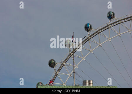 LONDON, Regno Unito - 11 settembre 2015: chiusura del Millennium Wheel rivolto verso il cielo Foto Stock