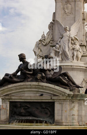 LONDON, Regno Unito - 11 settembre 2015: Architectural close up della regina Victoria Memorial, statue sul fondo con il fo Foto Stock