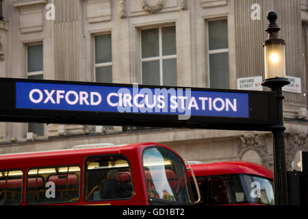 LONDON, Regno Unito - 11 settembre 2015: Oxford Circus Station scheda della metropolitana di Londra, con due tradizionali autobus rossi Foto Stock