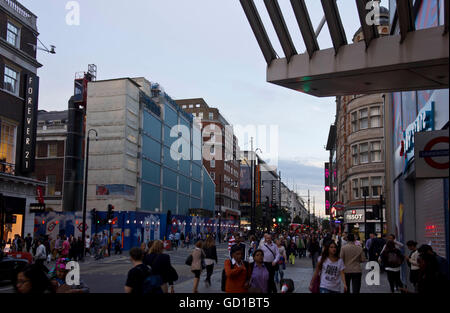 LONDON, Regno Unito - 11 settembre 2015: persone intorno a Oxford Street a Londra al tramonto del tempo, con tutti i negozi di Londra Foto Stock