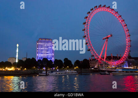 LONDON, Regno Unito - 11 settembre 2015: vista notturna del millennio ruota, illuminato in rosso al crepuscolo Foto Stock