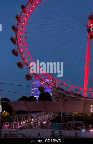 LONDON, Regno Unito - 11 settembre 2015: vista notturna del millennio ruota, illuminato in rosso al crepuscolo Foto Stock