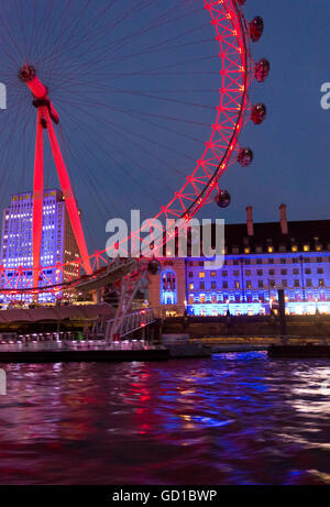 LONDON, Regno Unito - 11 settembre 2015: vista notturna del millennio ruota, illuminato in rosso al crepuscolo Foto Stock