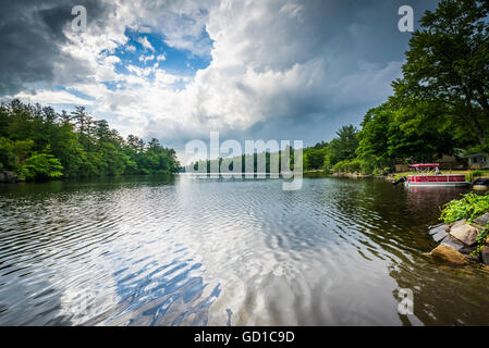 Nuvole temporalesche oltre il Fiume Piscataquog, in Manchester, New Hampshire. Foto Stock