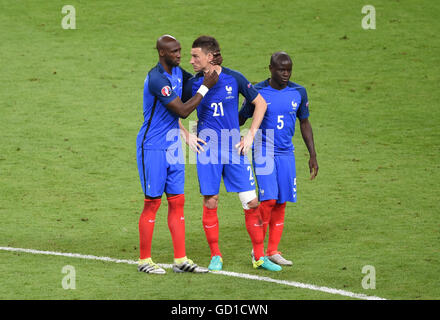 (Da sinistra a destra) in Francia la Eliaquim Mangala, Laurent Koscielny e N'Golo Kante appaiono sconsolato dopo la UEFA Euro 2016 finale allo Stade de France di Parigi. Foto Stock