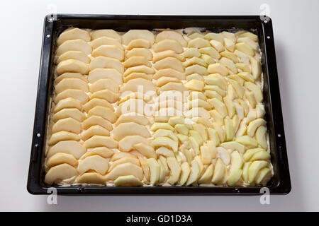 Teglia con pastella e fette di mela, apple slice Foto Stock