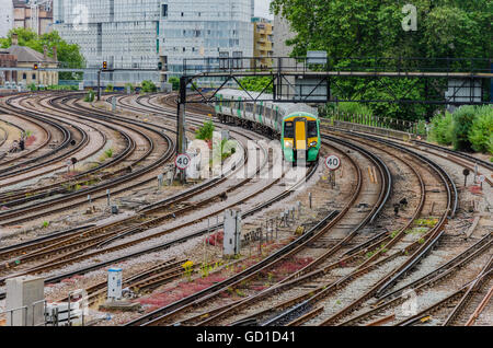 I treni passano il Victoria deposito di manutenzione sul loro modo dentro e fuori della stazione di Victoria a Londra REGNO UNITO. Foto Stock