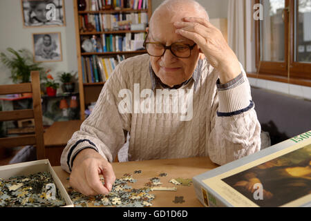 Uomo anziano, senior, 92, facendo un puzzle Foto Stock