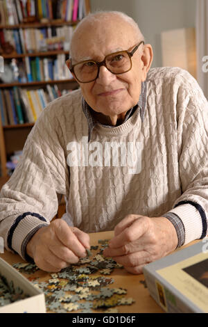 Uomo anziano, senior, 92, facendo un puzzle Foto Stock