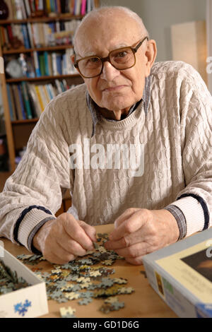 Uomo anziano, senior, 92, facendo un puzzle Foto Stock