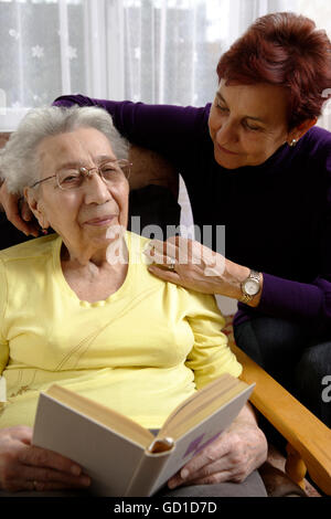 Senior Citizen, donna anziana, 89 anni, posa con la figlia Foto Stock