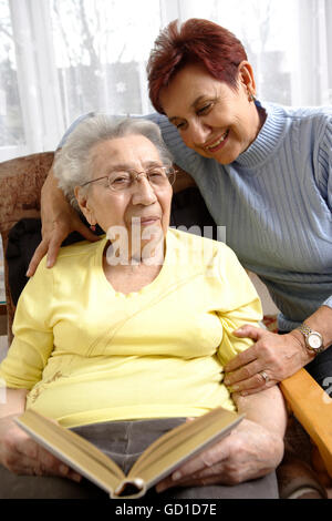 Senior Citizen, donna anziana, 89 anni, posa con la figlia Foto Stock