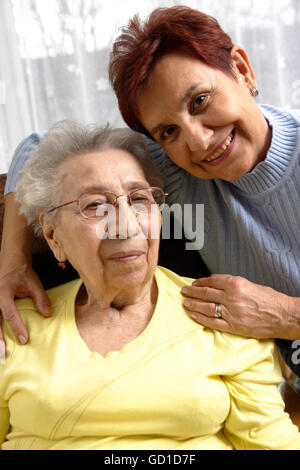 Senior Citizen, donna anziana, 89 anni, posa con la figlia Foto Stock