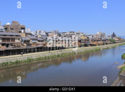 Bellissimo fiume Kamo a Kyoto in Giappone. Foto Stock