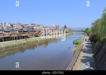 Bellissimo fiume Kamo a Kyoto in Giappone. Foto Stock