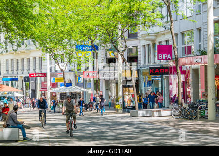 I ciclisti e le persone shopping a Mariahilferstrasse, la strada di Vienna, Austria Foto Stock