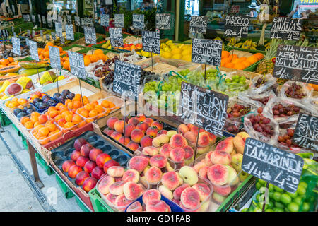 La frutta e la verdura fresca stand di mercato sul mercato Naschmarkt di Vienna in Austria Foto Stock