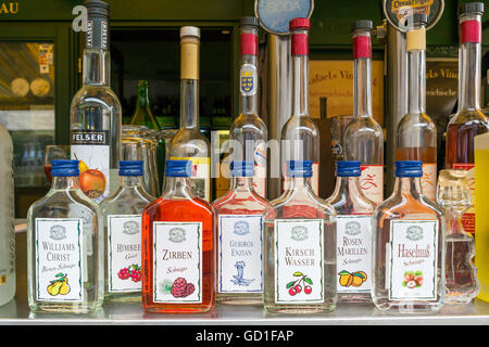 Bottiglie con le grappe in vendita in stand di mercato sul mercato Naschmarkt di Vienna in Austria Foto Stock