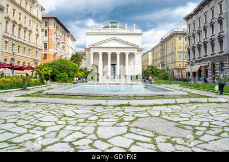 Trieste Italia fontana di San Antonio Taumaturgo plaza chiesa. Foto Stock