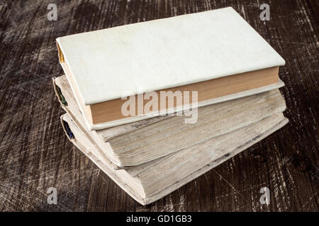 Vintage vecchi libri sul ponte di legno il piano portapaziente Foto Stock