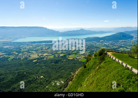 Aix-les-Bains e Lac du Bourget dal punto di vista sul Mont Revard, Savoie, Rhône-Alpes, in Francia Foto Stock