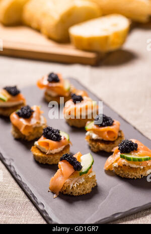 Salmone affumicato antipasto con crema di formaggio e caviale Foto Stock