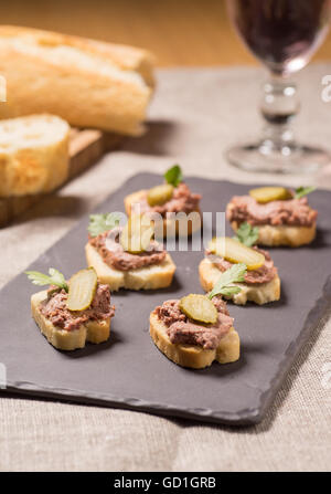 Antipasto con patè servita su una piastra di ardesia Foto Stock