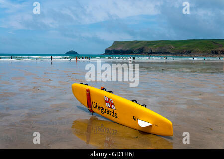 Bagnini RNLI surfboard su Polzeath Beach, Cornwall, Regno Unito Foto Stock